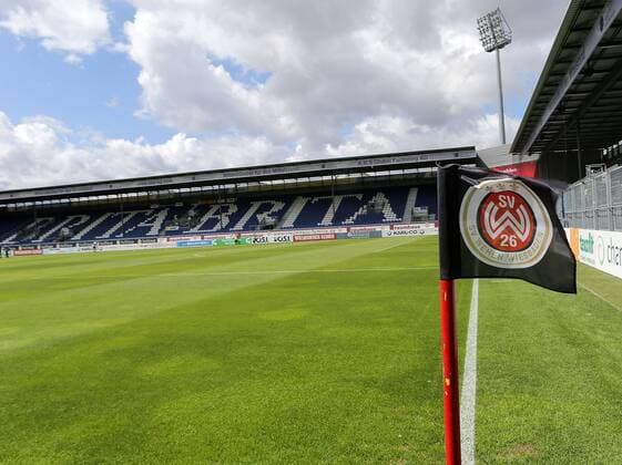 Fußball, Stadiongeschichte SV Wehen Wiesbaden 3.Liga, SV Wehen-Wiesbaden vs. Würzburger Kickers 3.Liga, SV Wehen-Wiesbaden vs. Würzburger Kickers Eckfahne mit SV Wehen-Wiesbaden Logo nphxBratic