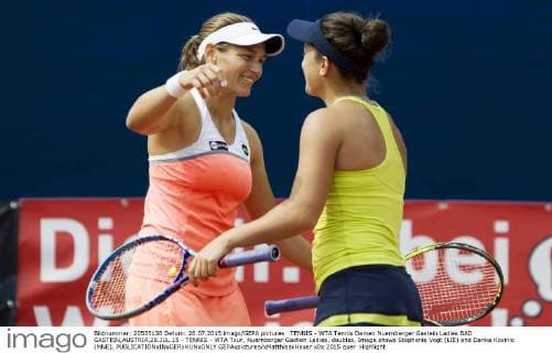 TENNIS - WTA Tennis Damen Nuernberger Gastein Ladies BAD GASTEIN,AUSTRIA,26.JUL.15 - TENNIS - WTA Tour, Nuernberger Gastein Ladies, doubles. Image shows Stephanie Vogt (LIE) and Danka Kovinic (MNE). GEPAxpictures xMatthiasxHauer