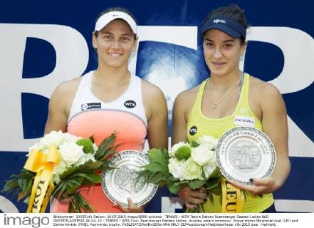 TENNIS - WTA Tennis Damen Nuernberger Gastein Ladies BAD GASTEIN,AUSTRIA,26.JUL.15 - TENNIS - WTA Tour, Nuernberger Gastein Ladies, doubles, award ceremony. Image shows Stephanie Vogt (LIE) and Danka Kovinic (MNE). Keywords: trophy. GEPAxpictures xMatthiasxHauer