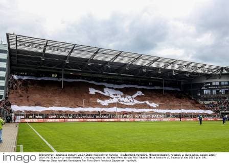 Deutschland,Hamburg, Millerntorstadion, Fussball, 2. Bundesliga, Saison 2015 2016, FC St.Pauli - Arminia Bielefeld, Choreographie der St.Pauli Fans auf der Süd Tribüne, Ultra Sankt Pauli, Totenkopf