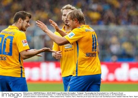 Torjubel - Torschuetze Jan Hochscheidt (re.) trifft zum 1-0 und Hendrick Zuck (Eintracht Braunschweig) - 2. Fußball Bundesliga Punktspiel Saison 2015-2016 Eintracht Braunschweig vs. SV Sandhausen im Eintracht Stadion in Braunschweig - Aktion,Deutschland, Fussball, Mann, Maenner,26.07.2015