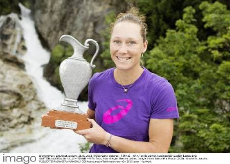 TENNIS - WTA Tennis Damen Nuernberger Gastein Ladies BAD GASTEIN,AUSTRIA,26.JUL.15 - TENNIS - WTA Tour, Nuernberger Gastein Ladies. Image shows Samantha Stosur (AUS). Keywords: trophy. GEPAxpictures xMatthiasxHauer