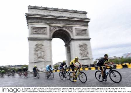 FROOME Christopher of Team Sky and the peloton passing at the Arc de Triomphe during the stage 21 of the 102nd edition of the Tour de France 2015 with start in Sevres - Grznd Paris Seine Ouest and finish in Paris - Champs-Elysees, France (109,5 kms) CYCLISME : Tour de France 2015 - Stage 21 - Seves Paris - 26 07 2015 PHOTONEWS PANORAMIC 