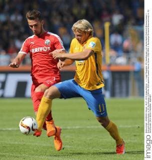 v.l. Leart Paqarada (SV Sandhausen),Jan Hochscheidt (Eintracht Braunschweig) Eintracht Braunschweig vs SV Sandhausen 1916