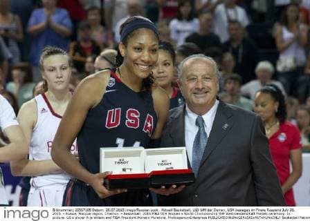 Aktuell Basketball, U19 WM der Damen, USA besiegen im Finale Russland July 26, 2015. - Russia, Moscow region, Chekhov. - Basketball. 2015 FIBA U19 Women s World Championship WM Weltmeisterschaft Medals ceremony. In picture: US s player A ja Wilson and FIBA President Horacio Muratore. PhotoagencyxInterpress 