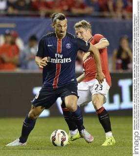 Bilder des Tages - SPORT Paris Saint-Germain forward Zlatan Ibrahimovic (L) handles the ball as Manchester United ManU midfielder Bastian Schweinsteiger (23)defends during the first half of their match in the 2015 International Champions Cup on July 29, 2015 in Chicago. Paris Saint-Germain defeated Manchester United 2-0.  CHI2015072921 BRIANxKERSEY