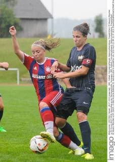 GER, Fußball, Freundschaftsspiel, Saisonvorbereitung, Frauenfußball, FC Bayern München vs FC Zürich 29.07.2015, Sportplatz an der Mehrzweckhalle, Hawangen, GER, Fußball, Freundschaftsspiel, Saisonvorbereitung, Frauenfußball, FC Bayern München vs FC Zürich, im Bild Ricarda Walkling 23, Selina Kuster 6 nphxHafner