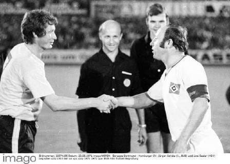 Borussia Dortmund - Hamburger SV: Jürgen Schütz (li., BVB) und Uwe Seeler (HSV) begrüßen sich
