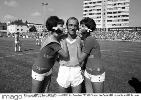 Jahn Regensburg - TSV 1860 München: Hans Rebele (1860) mit zwei Damen