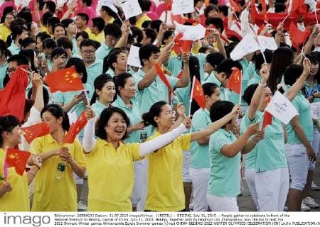 (150731) -- BEIJING, July 31, 2015 -- People gather to celebrate in front of the National Stadium in Beijing, capital of China, July 31, 2015. Beijing, together with its neighbor city Zhangjiakou, won the bid to host the 2022 Olympic Winter games Winterspiele Spiele Summer games ) (mp) CHINA-BEIJING-2022 WINTER OLYMPICS-CELEBRATION (CN) LixXin 