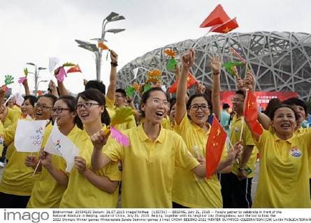 (150731) -- BEIJING, July 31, 2015 -- People gather to celebrate in front of the National Stadium in Beijing, capital of China, July 31, 2015. Beijing, together with its neighbor city Zhangjiakou, won the bid to host the 2022 Olympic Winter games Winterspiele Spiele Summer games ) (mp) CHINA-BEIJING-2022 WINTER OLYMPICS-CELEBRATION (CN) LixXin 