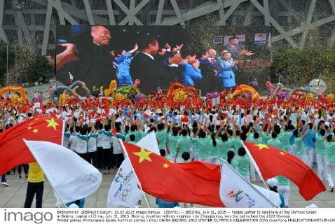 (150731) -- BEIJING, July 31, 2015 -- People gather to celebrate at the Olympic Green in Beijing, capital of China, July 31, 2015. Beijing, together with its neighbor city Zhangjiakou, won the bid to host the 2022 Olympic Winter games Winterspiele Spiele Summer games ) (mp) CHINA-BEIJING-2022 WINTER OLYMPICS-CELEBRATION (CN) GuoxYong 