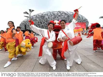 (150731) -- BEIJING, July 31, 2015 -- People play drums to celebrate at the Olympic Green in Beijing, capital of China, July 31, 2015. Beijing, together with its neighbor city Zhangjiakou, won the bid to host the 2022 Olympic Winter games Winterspiele Spiele Summer games ) (mp) CHINA-BEIJING-2022 WINTER OLYMPICS-CELEBRATION (CN) RaoxAimin 