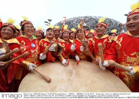 (150731) -- BEIJING, July 31, 2015 -- People play a drum to celebrate at the Olympic Green in Beijing, capital of China, July 31, 2015. Beijing, together with its neighbor city Zhangjiakou, won the bid to host the 2022 Olympic Winter games Winterspiele Spiele Summer games ) (mp) CHINA-BEIJING-2022 WINTER OLYMPICS-CELEBRATION (CN) RaoxAimin 