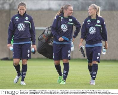 Fußball, Allianz Frauen-Bundesliga, Training VfL Wolfsburg; v.l. Elise Bussaglia, Noelle Maritz, Lara Dickenmann. xtgx