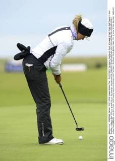 31.07.2015. Turnberry, Scotland. Ricoh Womens British Open Golf Round 2. Amy Boulden putts on the 18th, on a cool day on the course. xLorrainexHillx  ActionPlus11645351