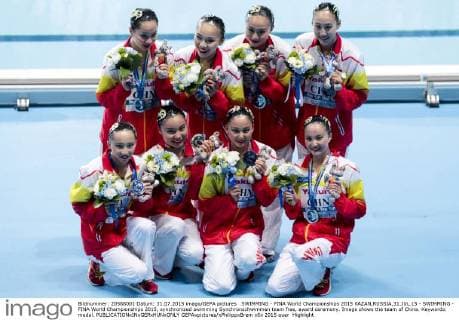 SWIMMING - FINA World Championships 2015 KAZAN,RUSSIA,31.JUL.15 - SWIMMING - FINA World Championships 2015, synchronized swimming Synchronschwimmen team free, award ceremony. Image shows the team of China. Keywords: medal. GEPAxpictures xPhilippxBrem