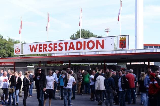 Fußball, Stadiongeschichte Rot Weiß Ahlen Fußball Regionalliga West 1. Spieltag Rot Weiss Ahlen - Alemannia Aachen am 31.07.2015 im Wersestadion in Ahlen Der Haupteingang vom Wersestadion xTTx