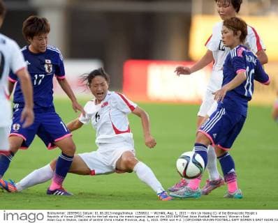 (150801) -- WUHAN, Aug. 1, 2015 -- Kim Un Hyang (C) of the Democratic People s Republic of Korea (DPRK) vies for the ball during the match against Japan at the 2015 EAFF(East Asian Football Federation) Women s East Asian Cup in Wuhan, capital of central China s Hubei Province, Aug. 1, 2015. DPRK won 4-2. ) (SP)CHINA-WUHAN-FOOTBALL-EAFF WOMEN S EAST ASIAN CUP 2015-JAPAN VS DPRK ChengxMin 
