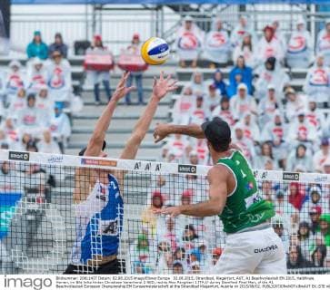 02.08.2015, Strandbad, Klagenfurt, AUT, A1 Beachvolleyball EM 2015, Halbfinale Herren, im Bild links hinten Christiaan Varenhorst 2 NED, rechts Alex Ranghieri 1 ITA during Semifinal Final Men, of the A1 Beachvolleyball European Championship EM Europameisterschaft at the Strandbad Klagenfurt, Austria on 2015 08 02.  EX_STE  