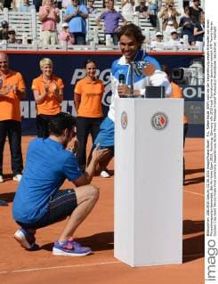 R-L, Rafael Nadal (ESP) wird bei der Siegerehrung wegen Krämpfen von einem Physiotherapeuten behandelt. Bet-At-Home Open 2015, Hamburg, Germany