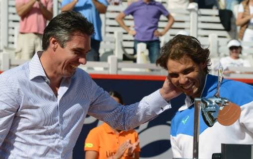 L-R, Turnierdirektor Michael Stich (GER) und Turniersieger Rafael Nadal haben Spaß bei der Siegerehrung. Bet-At-Home Open 2015, Hamburg, Germany