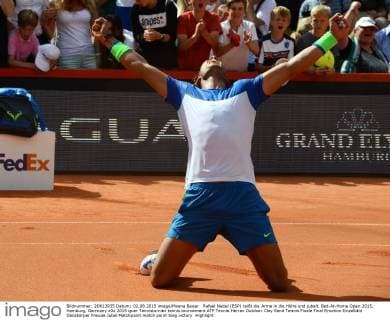 Rafael Nadal (ESP) reißt die Arme in die Höhe und jubelt. Bet-At-Home Open 2015, Hamburg, Germany