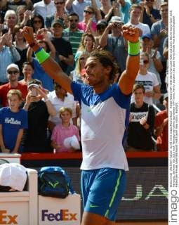 Rafael Nadal (ESP) reißt die Arme in die Höhe und jubelt. Bet-At-Home Open 2015, Hamburg, Germany