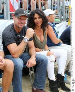 2015 CEV A1 Beachvolleyball Europameisterschaft. Felix Baumgartner mit Freundin Michaela. Klagenfurt, 2.8.2015