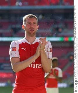 Arsenal s Per Mertesacker applauds the crowd - Arsenal vs. Chelsea - Community Shield - Wembley Stadium - London - 02 08 2015 Pic Philip Oldham Sportimage EDITORIAL USE ONLY. No use with unauthorised audio, video, data, fixture lists, club league logos or live services. Online in-match use limited to 120 images, no video emulation. No use in betting, games or single club league player publications.