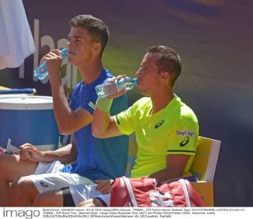 TENNIS - ATP Tennis Herren Generali Open 2015 KITZBUEHEL,AUSTRIA,03.AUG.15 - TENNIS - ATP World Tour, Generali Open. Image shows Alexander Erler (AUT) and Philipp Kohlschreiber (GER). Keywords: bottle. GEPAxpictures xHansxOsterauer