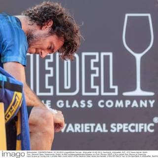 Kitzbuehel 03.08.2015, Sportpark, Kitzbuehel, AUT, ATP Tennis Herren World Tour, Generali Open, Hauptrunde, Einzel, im Bild verletzungsbedingte Aufgabe von Juan Monaco (ARG) the injured Juan Monaco of Argentina have to give up during men s singles Main round match of the Generali Open tennis tournament of the ATP World Tour at the Sportpark in Kitzbuehel, Austria on 2015 08 03.  EP_fei  