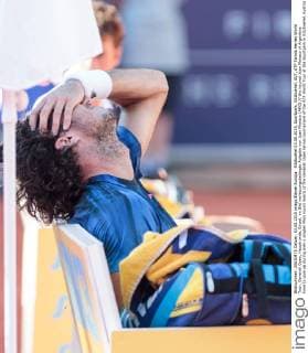 Kitzbuehel 03.08.2015, Sportpark, Kitzbuehel, AUT, ATP Tennis Herren World Tour, Generali Open, Hauptrunde, Einzel, im Bild verletzungsbedingte Aufgabe von Juan Monaco (ARG) the injured Juan Monaco of Argentina have to give up during men s singles Main round match of the Generali Open tennis tournament of the ATP World Tour at the Sportpark in Kitzbuehel, Austria on 2015 08 03.  EP_fei  