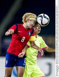 (150804) -- WUHAN, Aug. 4, 2015 -- Cho So Hyun (L) of South Korea heads the ball during the match against Japan at the 2015 EAFF(East Asian Football Federation) Women s East Asian Cup in Wuhan, capital of central China s Hubei Province, Aug. 4, 2015. South Korea won 2-1. u) (SP)CHINA-WUHAN-FOOTBALL-EAFF EAST ASIAN CUP 2015-WOMEN-JAPAN VS SOUTH KOREA XiaoxYiji 