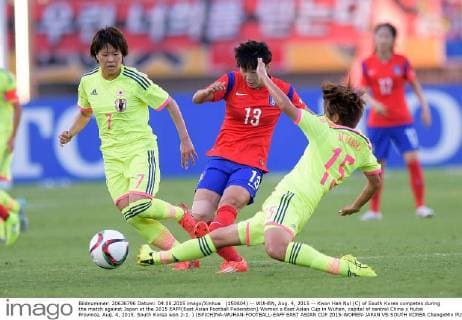 (150804) -- WUHAN, Aug. 4, 2015 -- Kwon Hah Nul (C) of South Korea competes during the match against Japan at the 2015 EAFF(East Asian Football Federation) Women s East Asian Cup in Wuhan, capital of central China s Hubei Province, Aug. 4, 2015. South Korea won 2-1. ) (SP)CHINA-WUHAN-FOOTBALL-EAFF EAST ASIAN CUP 2015-WOMEN-JAPAN VS SOUTH KOREA ChengxMin 