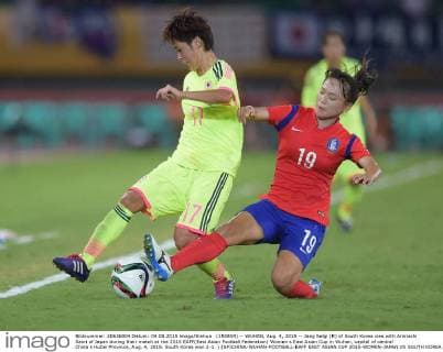 (150804) -- WUHAN, Aug. 4, 2015 -- Jang Selgi (R) of South Korea vies with Arimachi Saori of Japan during their match at the 2015 EAFF(East Asian Football Federation) Women s East Asian Cup in Wuhan, capital of central China s Hubei Province, Aug. 4, 2015. South Korea won 2-1. ) (SP)CHINA-WUHAN-FOOTBALL-EAFF EAST ASIAN CUP 2015-WOMEN-JAPAN VS SOUTH KOREA ChengxMin 