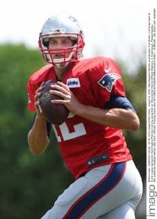 August 4, 2015: New England Patriots quarterback Tom Brady (12) drops back to throw a pass during the New England Patriots training camp held on the practice field at Gillette Stadium, in Foxborough, Massachusetts. NFL American Football Herren USA 2015: Patriots Training Camp AUG 04 - ZUMAc04_