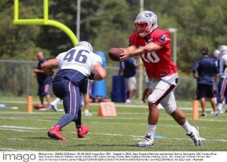 August 4, 2015: New England Patriots quarterback Jimmy Garoppolo (10) hands off as New England Patriots fullback James Develin (46) clears the way during New England Patriots training camp. NFL American Football Herren USA AUG 04 Patriots Training Camp Icon482150804021 EDITORIAL USE ONLY