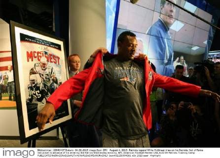 August 4, 2015: Patriots legend Willie McGinest tries on his Patriots Hall of Fame red jacket in advance of his entering the Hall on Wednesday evening. NFL American Football Herren USA AUG 04 Patriots Training Camp Icon482150804061 EDITORIAL USE ONLY