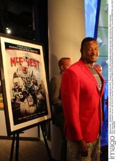 August 4, 2015: Patriots latest entrant into their Hall of Fame, Willie McGinest. NFL American Football Herren USA AUG 04 Patriots Training Camp Icon482150804062 EDITORIAL USE ONLY