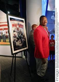 August 4, 2015: Willie McGinest poses in his Patriot s Hall of Fame red jacket. McGinest will be inducted into the Hall on Wednesday evening. NFL American Football Herren USA AUG 04 Patriots Training Camp Icon482150804063 EDITORIAL USE ONLY