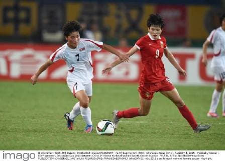(L-R) Sugyng Kim (PRK), Shanshan Wang (CHN), AUGUST 4, 2015 - Football Soccer : EAFF Women s East Asian Cup 2015 between China 2-3 North Korea at Wuhan Sports Center Stadium, Wuhan, China. NoxThirdxPartyxSales  (dlra007451)