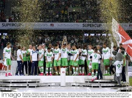 KRUSE Max Team VfL Wolfsburg bei der Siegeehrung mit Supercup DFL Supercup 2015 VfL Wolfsburg-FC Bayern Muenchen 5 : 4 am 01. August 2015 in Wolfsburg 