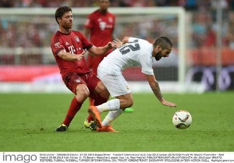 Fussball International Audi Cup 2015 Saison 2015 2016 Finale FC Bayern Muenchen - Real Madrid 05.08.2015 Xabi Alonso (li, FC Bayern Muenchen) gegen Isco (re, Real Madrid) 