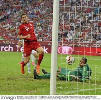 05.08.2015, AUDI-Cup 2015, Finale, FC Bayern München - Real Madrid, in der Allianz-Arena München, Torschuss zum Siegtor zum 1:0 von Robert Lewandowski (mitte, Bayern München). Re: Torwart Keylor Navas (Real Madrid) ohne Chance. 