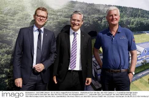 Startschuss fuer den Bau des HSV-Campus 1. Fussball Bundesliga Saison 2015-2016 Startschuss fuer den Bau des HSV-Campus am Volksparkstadion v.l.: Alexander Otto (Vorsitzender der Geschaeftsfuehrung, ECE), HSV-Marketingvorstand Joachim Hilke, Sportdirektor Bernhard Peters vor dem HSV Campus Modell