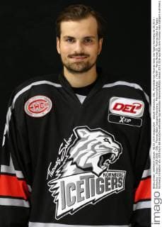 Aktuell Eishockey, DEL, Porträttermin Thomas Sabo Ice Tigers Nürnberg 06.08.2015 - Eishockey - Saison 2015 2016 - DEL - Thomas Sabo Icetigers Nürnberg - Mannschaftsfoto - MaWi - Marco Nowak (8, Thomas Sabo Ice Tigers Nürnberg) Einzelbild
