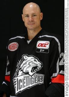 Aktuell Eishockey, DEL, Porträttermin Thomas Sabo Ice Tigers Nürnberg 06.08.2015 - Eishockey - Saison 2015 2016 - DEL - Thomas Sabo Icetigers Nürnberg - Mannschaftsfoto - MaWi - Steven Reinprecht (28, Thomas Sabo Ice Tigers Nürnberg) Einzelbild