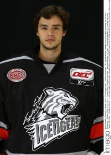 Aktuell Eishockey, DEL, Porträttermin Thomas Sabo Ice Tigers Nürnberg 06.08.2015 - Eishockey - Saison 2015 2016 - DEL - Thomas Sabo Icetigers Nürnberg - Mannschaftsfoto - MaWi - Konstantin Kessler (1, Thomas Sabo Ice Tigers Nürnberg) Einzelbild