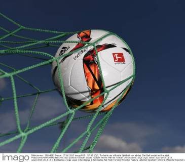 07.08.2015, Torfabrik der offizielle Spielball von adidas. Der Ball landet im Kreuzeck. 